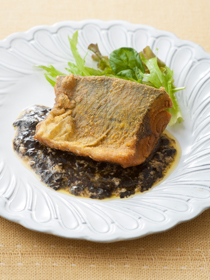 鯖のカレー風味海苔ソース添え