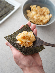 ポテトチップスの海苔手巻き